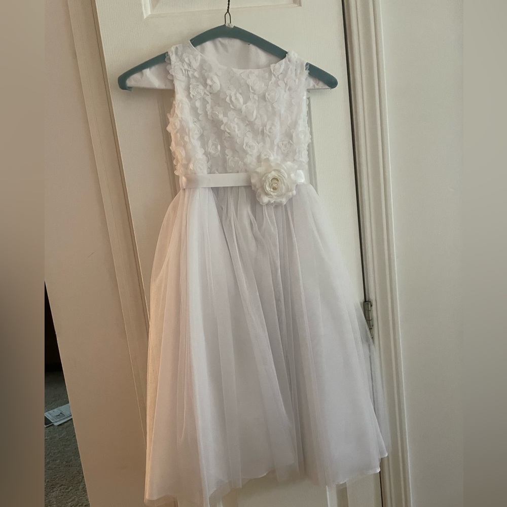 Little girls flower girl dress size 7/8…. No rips or stains